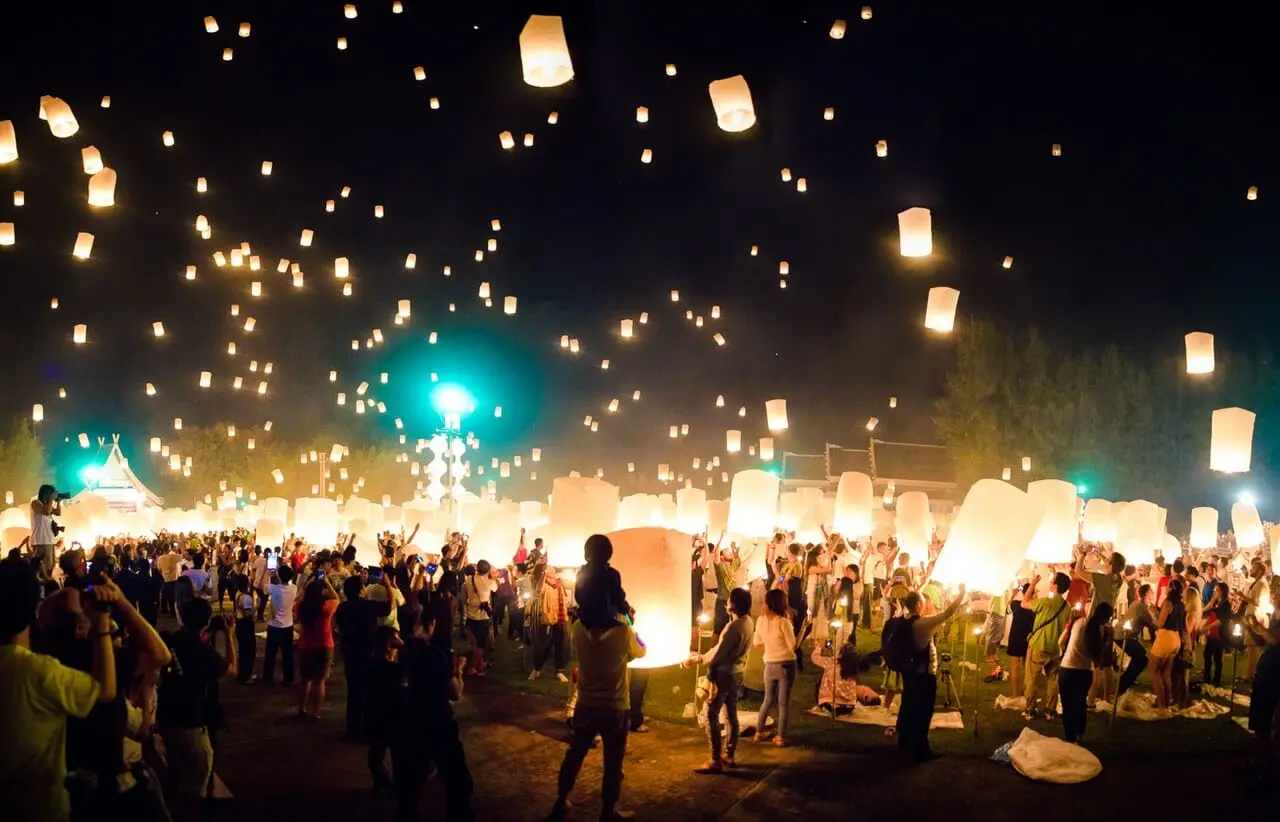 A mass lantern release at Yi Peng