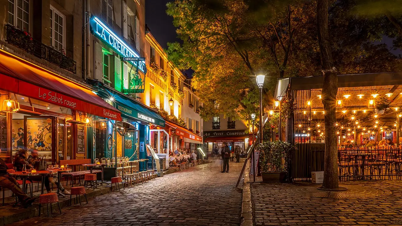 Montmartre cafés at night