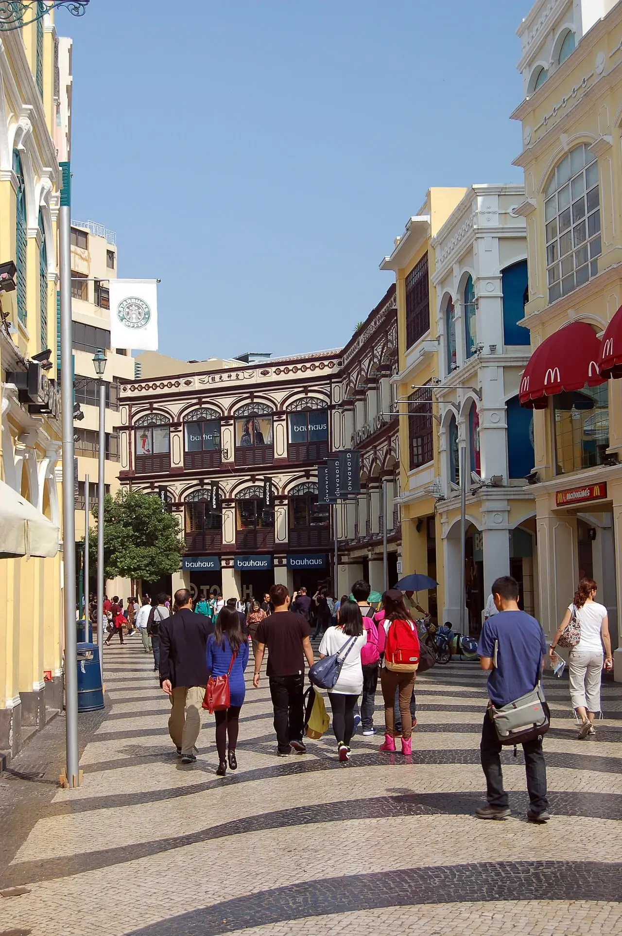 Colonial buildings and crowds on Senado Square