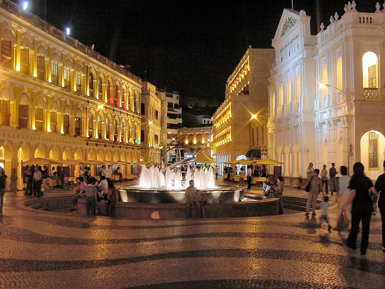 Senado Square lit up at night