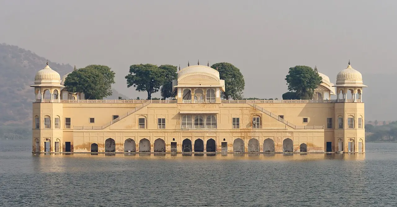 Jal Mahal palace in Man Sagar lake