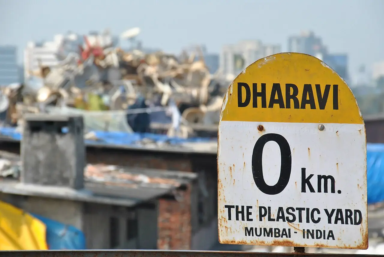 A road sign marking Dharavi's recycling area
