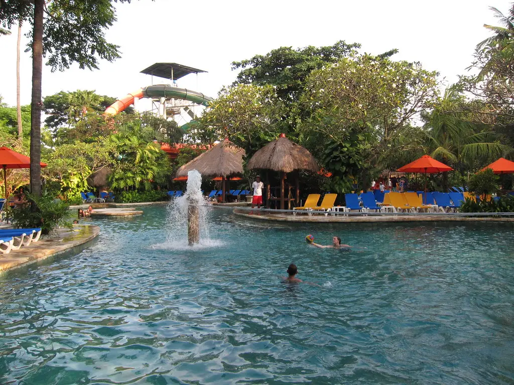 The pool and thatched shelters at Waterbom Bali