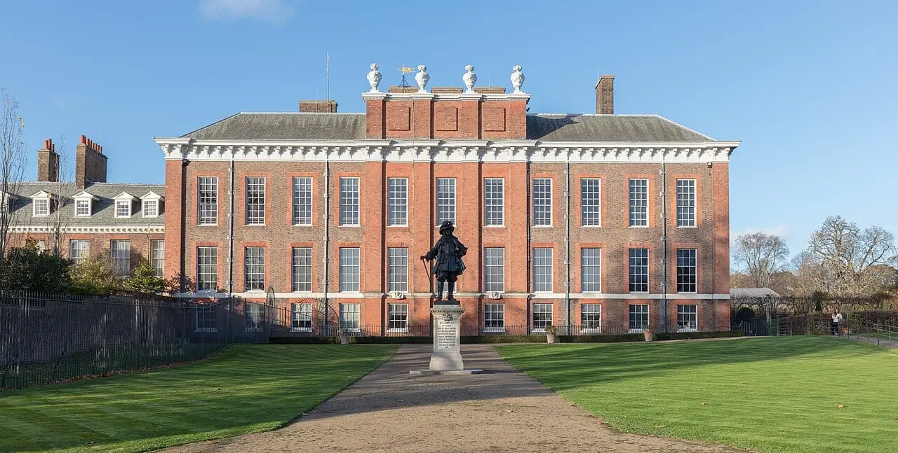 Kensington Palace and its statue of William III