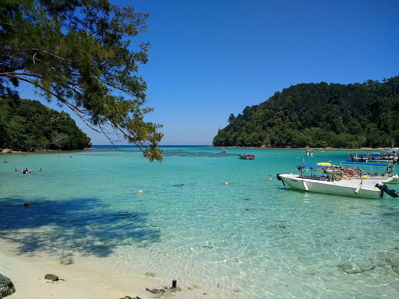 Clear water and boats at Sapi Island