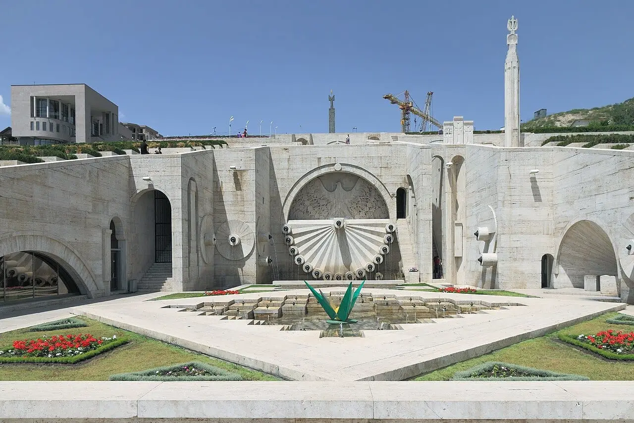 Sculptures and flowerbeds at the foot of the Cascade