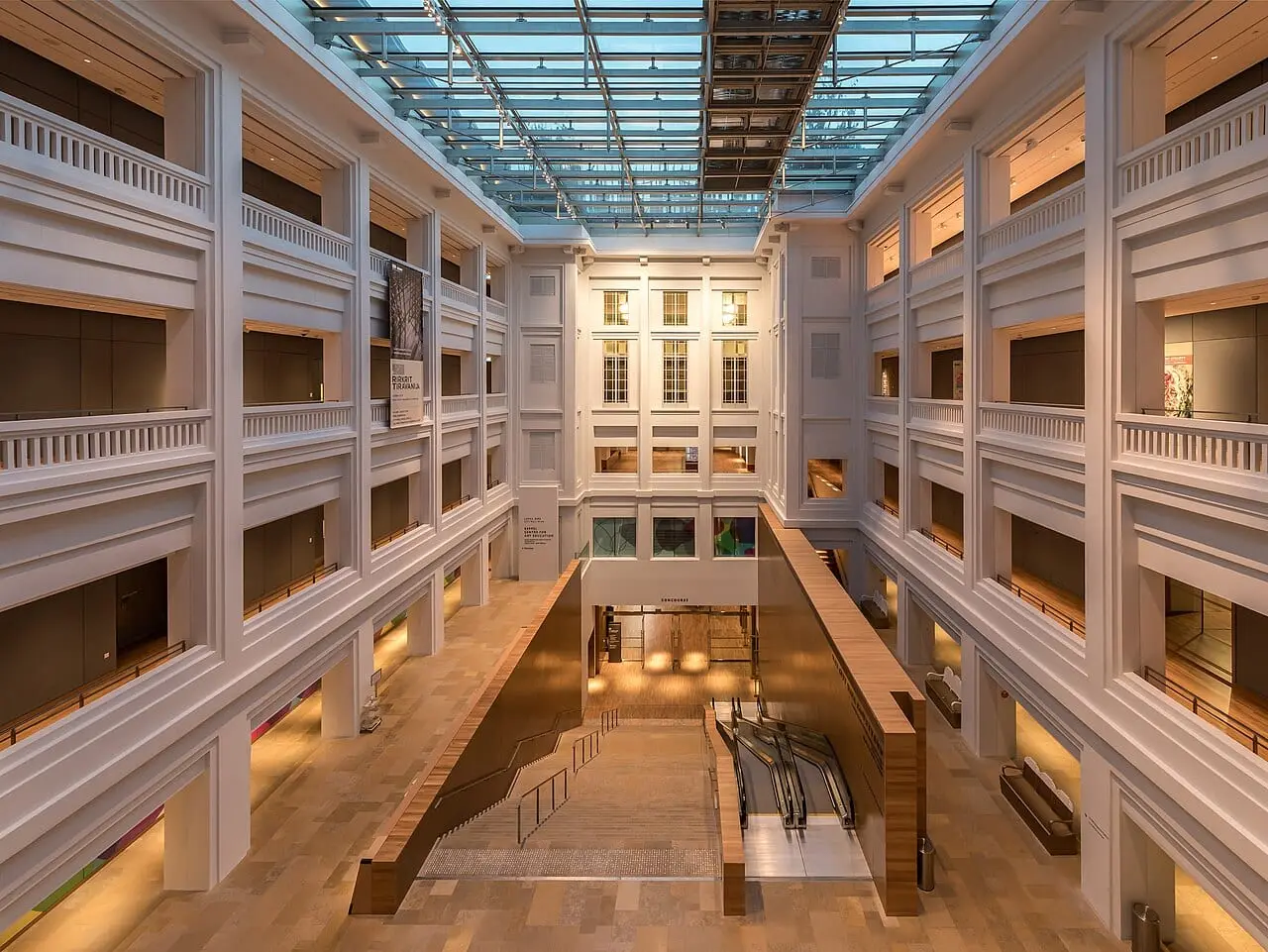 The atrium linking the two buildings of the National Gallery
