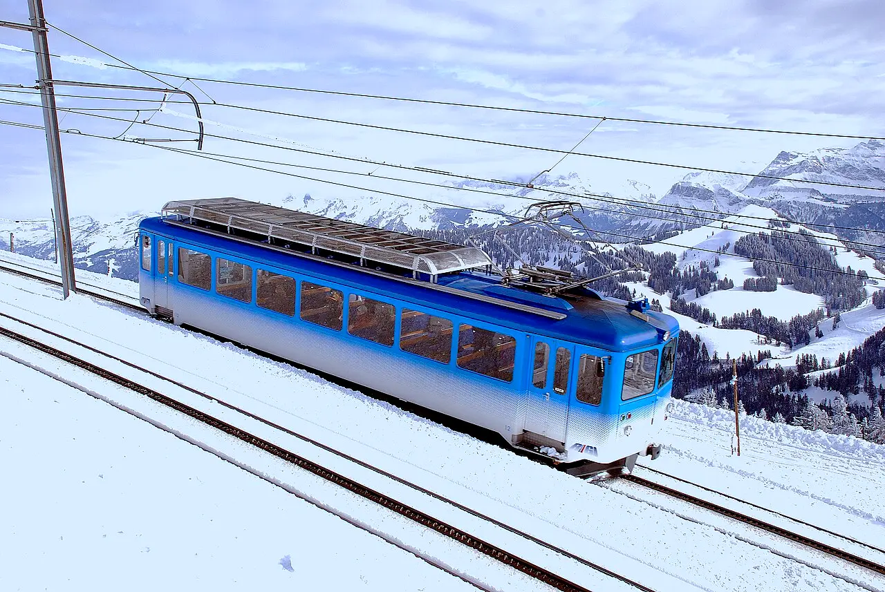 A blue Rigi train in the snow