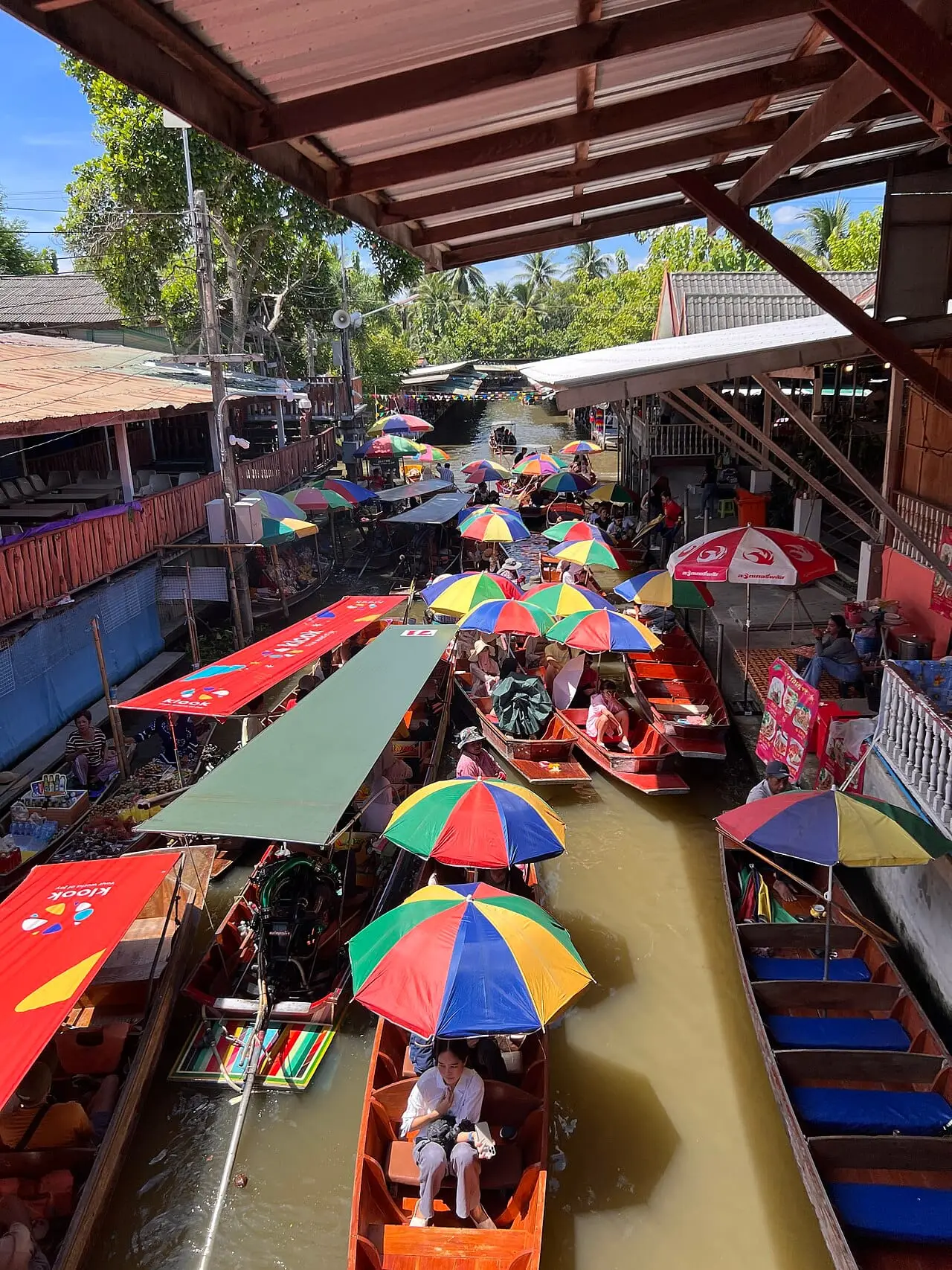 Vendors in boats at the Damnoen Saduak Floating Market