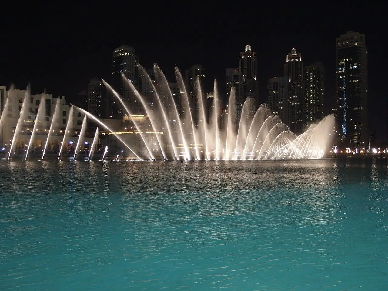 Arcs of water at the Dubai Fountain