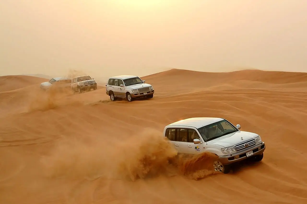 4x4s dune bashing in the Dubai desert