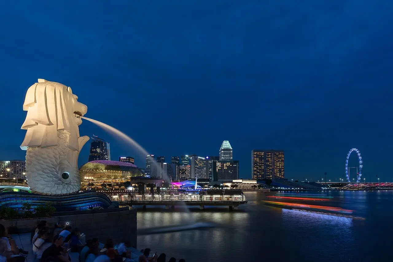 The Merlion and the Singapore skyline at night