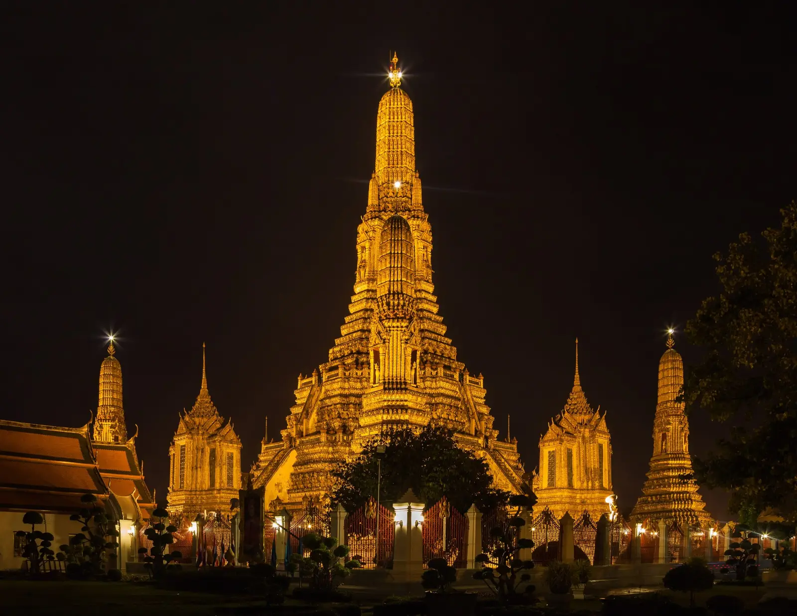 Wat Arun lit up at night, Bangkok